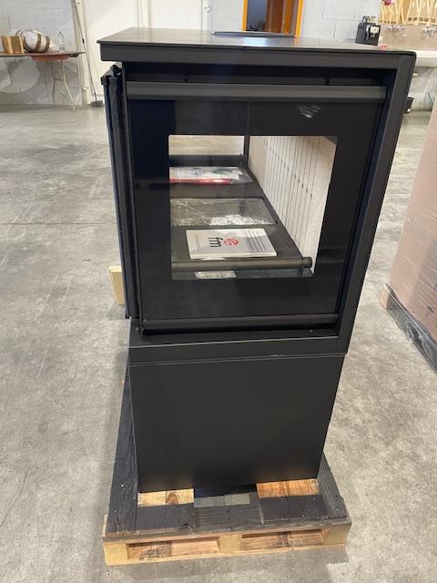 Poêle à bois ventilé 3 vitres avec bûcher - FIREMATIC Calgary - L 13.5 kW